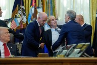 Un hombre se desmaya en el Despacho Oval durante una rueda de prensa de Trump