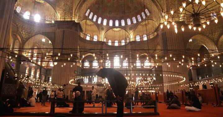 En su primer viaje al extranjero, el papa anima a Turquía a ser una fuerza para la paz