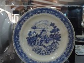 Murales de platos Willow adornan el acceso a la comuna de Penco