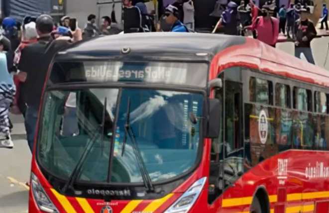 Manifestación en Bogotá bloquea carril de TransMilenio y provoca desvíos en varias rutas