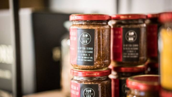 Este es el método más fácil para quitar etiquetas de los frascos y darles una segunda vida