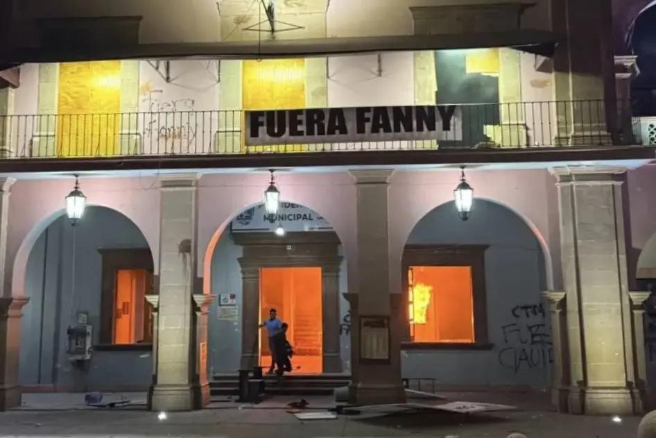 Protesta por asesinato de Carlos Manzo termina en incendio de presidencia municipal de Apatzingán, Michoacán