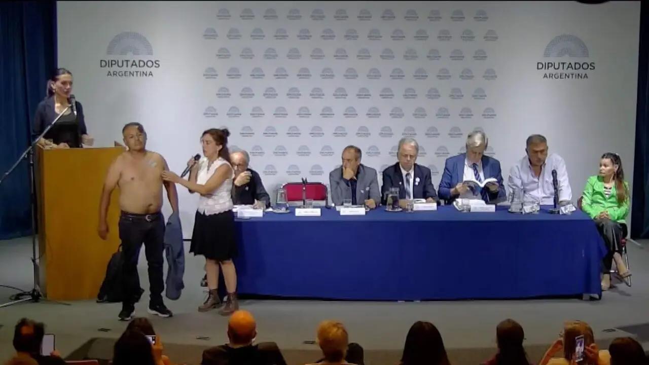 “Hombre imantado” y el show de los antivacunas en Diputados