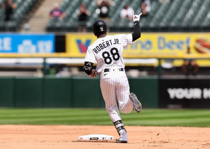 Chicago White Sox exercise CF Luis Robert Jr.'s option for 2026