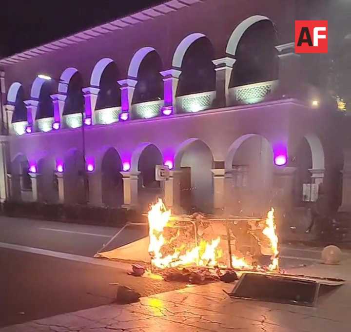 Tras asesinato de Carlos Manzo, anoche estalló manifestación en Apatzingán; destrozan el Palacio Municipal