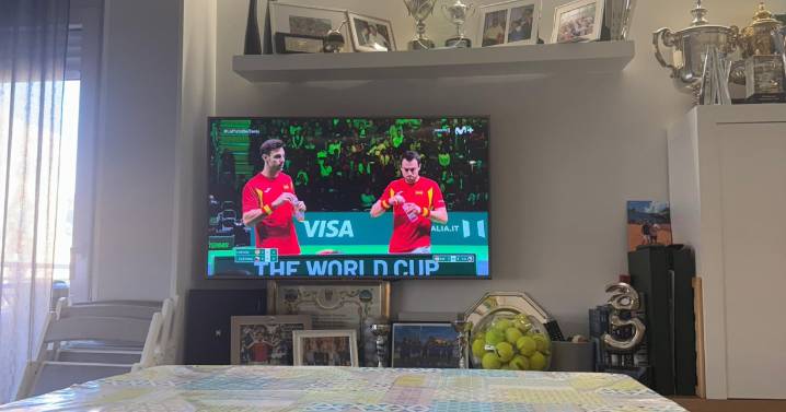 Así es el salón de Carlos Alcaraz: mantel de plástico, sus mejores trofeos y un retrato del Papa Francisco