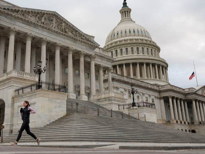 U.S. Senate advances plan to end government shutdown