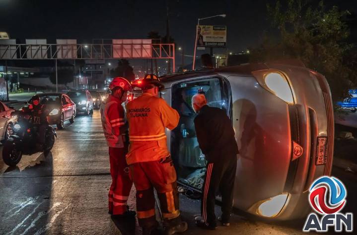 Volcó su automóvil frente a Plaza Monarca; resultó ileso en percance