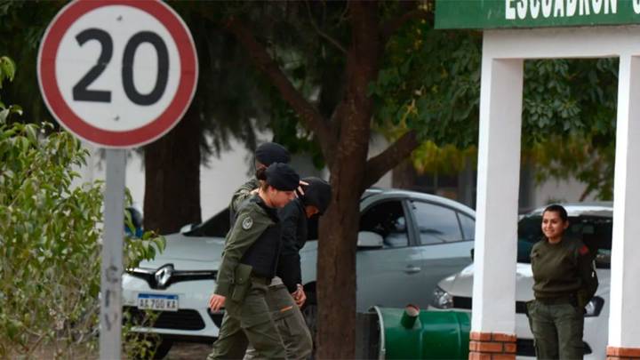 Caen tres efectivos por operativos truchos contra tours de compras en el norte santiagueño