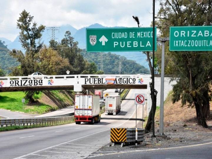 Asaltan y secuestran a grupo de académicos en la Puebla