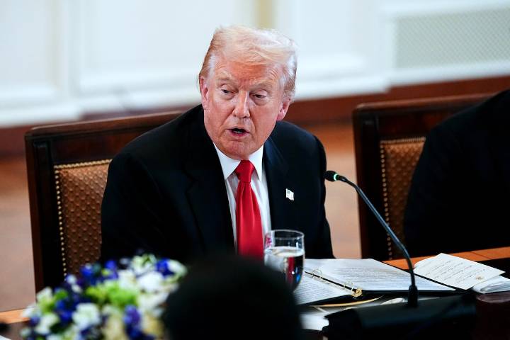 Trump amenaza a la BBC con una demanda de 1.000 millones por el documental que ha acabado con la cúpula del ente