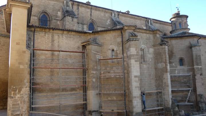 Instalado el andamiaje para iniciar las obras de rehabilitación en la Catedral de Barbastro