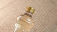 Mezclar vinagre y agua oxigenada: para qué sirve, beneficios y por qué lo recomiendan