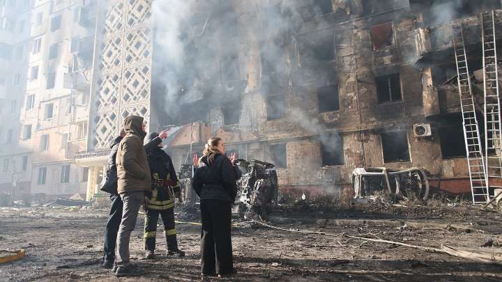 Russian barrage kills 20 in Ukraine city as Zelenskyy holds talks with Turkish leader