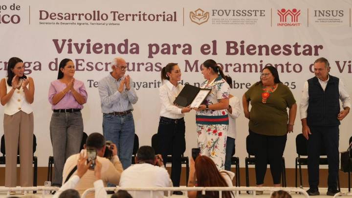 Claudia Sheinbaum entrega 510 escrituras y constancias de reducción