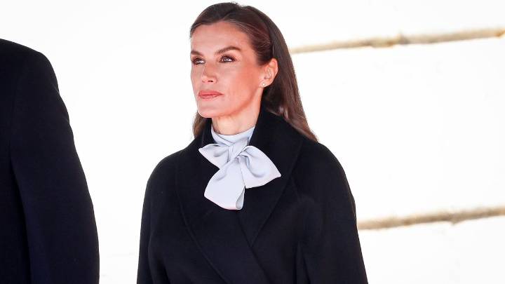 La Reina Letizia revela el delineado de color que más favorece y resalta una mirada madura con elegancia