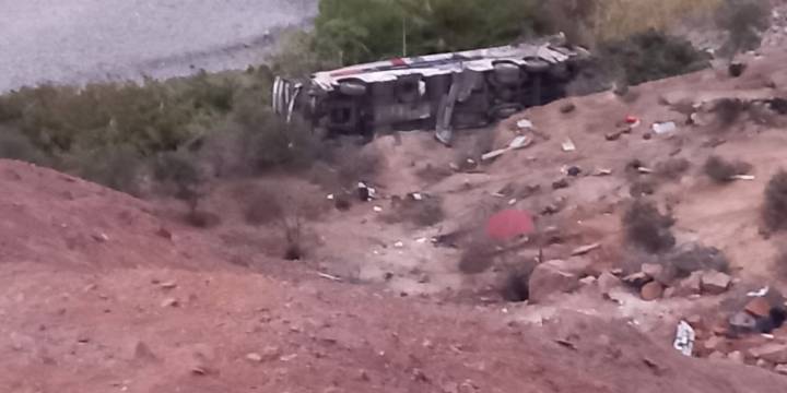 Tragedia en Arequipa: un autobús cae a un abismo tras choque con camioneta y deja al menos 10 muertos