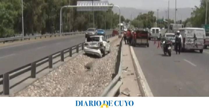 Violento accidente en Circunvalación: una camioneta impactó desde atrás a un auto y cinco personas fueron hospitalizadas