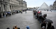 Dos bromistas burlan la seguridad del Louvre y cuelgan un cuadro hecho por ellos junto a la Gioconda