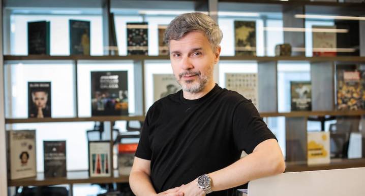 JUAN GÓMEZ – JURADO, novelista y presentador español: “Los lectores quieren divertirse y emocionarse” (Entrevista)