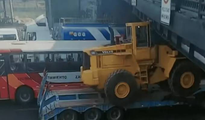 Tráiler se impacta contra puente Balta en el Cercado de Lima: se registra caos vehicular