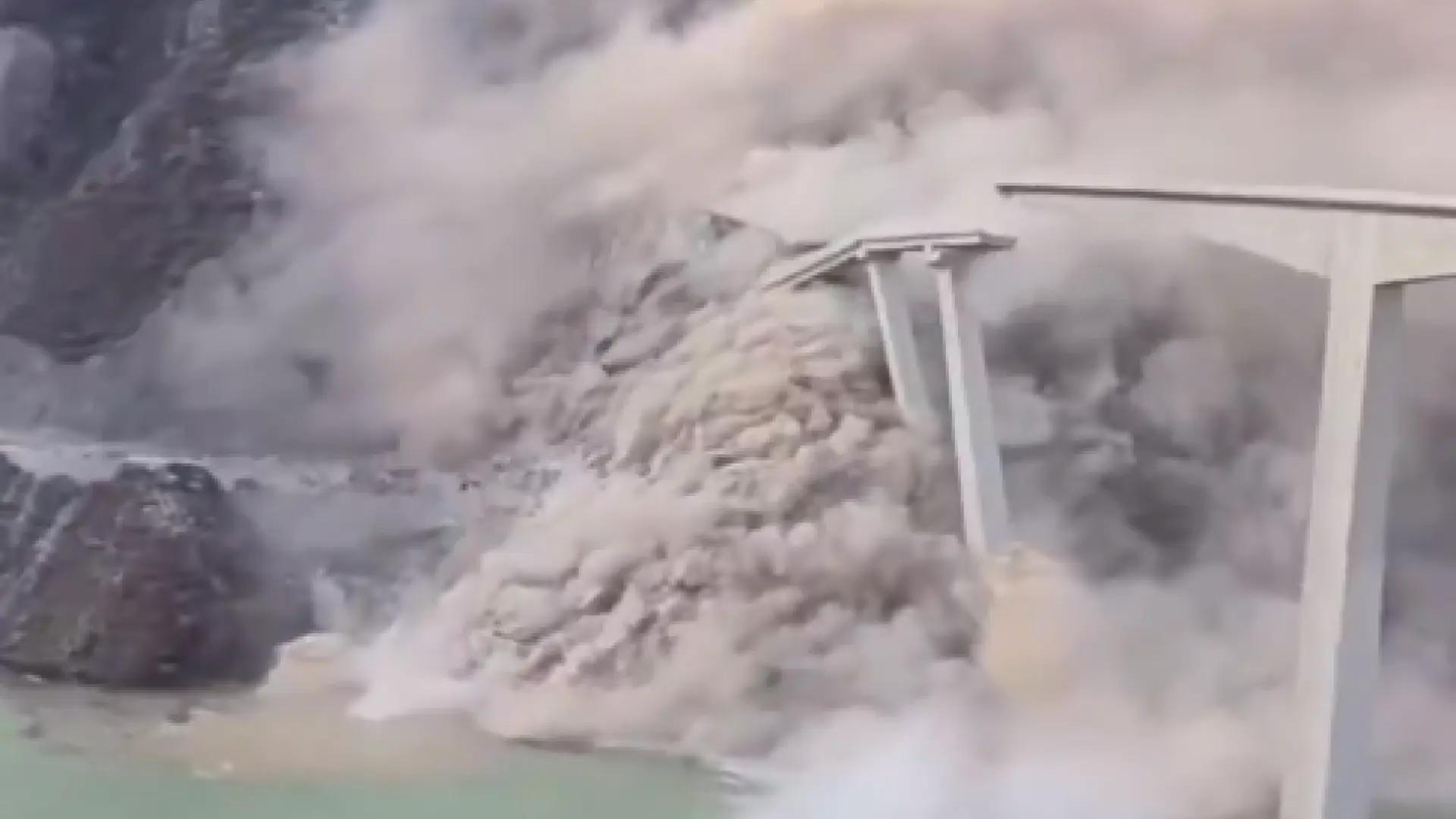 Un vídeo muestra el impactante derrumbe de un puente de nueva construcción en China