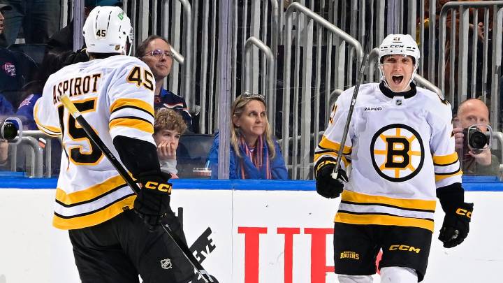 Steeves gets 1st multigoal game, Bruins defeat Islanders