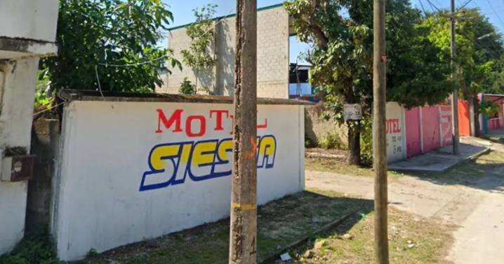 Trabajadores de hotel descubren a mujer muerta recargada sobre una mesa en Las Choapas