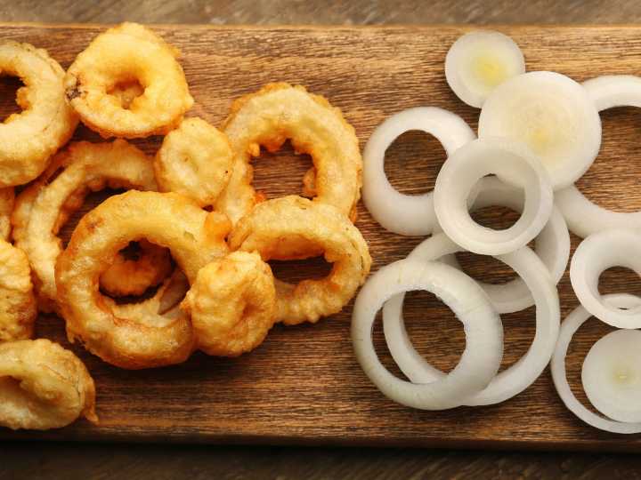 Cómo hacer aros de cebolla perfectos y crocantes en la “air fryer”: la receta mejorada con los tiempos exactos