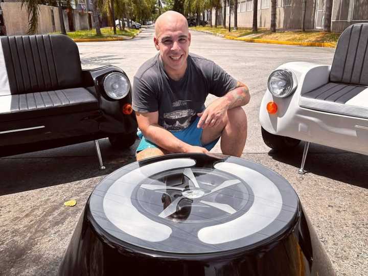 Transforma fititos en sillones: el carpintero naval argentino que pasó de los barcos a los estudios de TV
