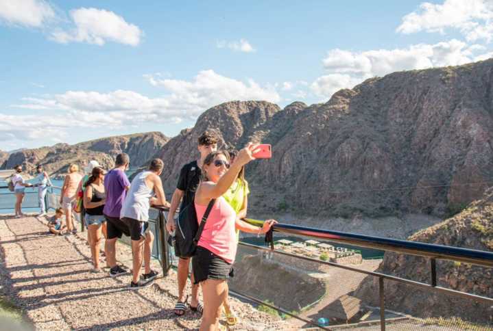 Fin de semana largo: más turistas movilizados pero con gastos más austeros