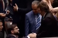 Incómodo momento. El frío saludo entre Milei y Boric en la asunción de Rodrigo Paz