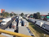 Colapsa la México–Querétaro tras accidente de carga pesada