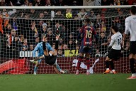 Una chilena de Hugo Duro resuelve para el Valencia un derbi en el que saltaron chispas