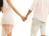 FOTO. Partieron como compañeros de trabajo y ahora andan de la mano: foto confirmaría íntima relación de dos famosos chilenos