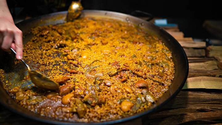 Por qué los jueves hay paella en el menú del día: la costumbre por la que se servía el plato favorito de Franco