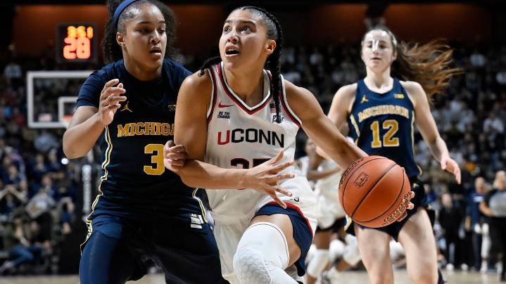 Azzi Fudd scores 31 points to help No. 1 UConn top No. 6 Michigan 72