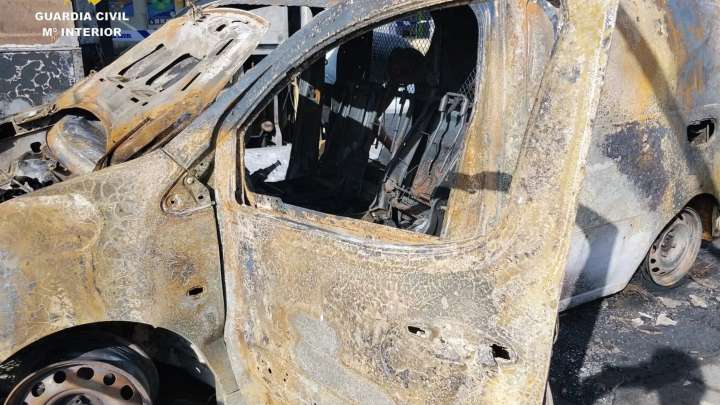 Tres detenidos por provocar una explosión al encender un cigarro en una gasolinera cuando llenaban garrafas para 'petaqueo'