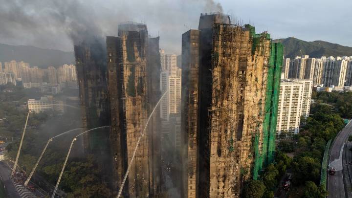 Incendio en Hong Kong: el número de muertos aumenta a 128 mientras las investigaciones avanzan