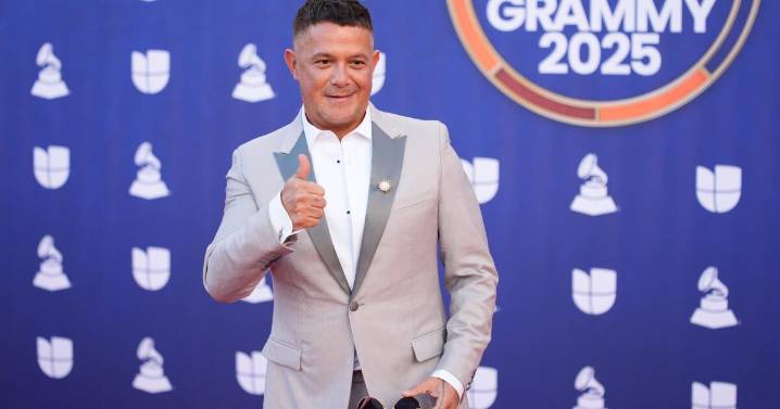 CA7RIEL & Paco Amoroso tienen un debut espectacular en la Premiere del Latin Gramy