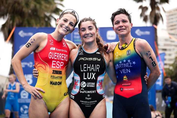 La triatleta venezolana Rosa Martínez en podio mundial del triatlón
