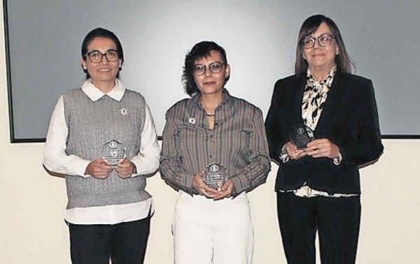 Celebra El Colech 20 años y reconoce a tres de sus colaboradoras