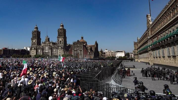 Marcha de la "Generación Z" y del Sombrero venció las vallas de Palacio Nacional; abuela de Carlos Manzo encabezó la movilización