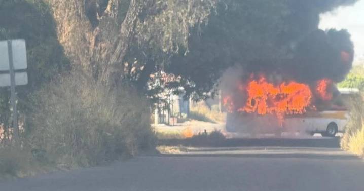 Alertan por bloqueos y quema de vehículos en carreteras de Michoacán