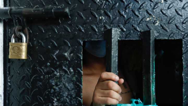 Venezolanos deportados a cárceles de El Salvador sufrieron tortura y violencia sexual, según HRW