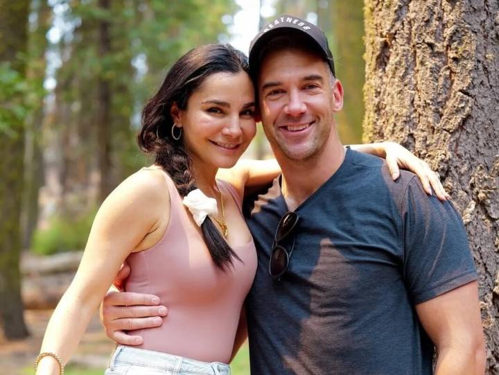 Martha Higareda y Lewis Howes les dan la bienvenida a sus gemelas