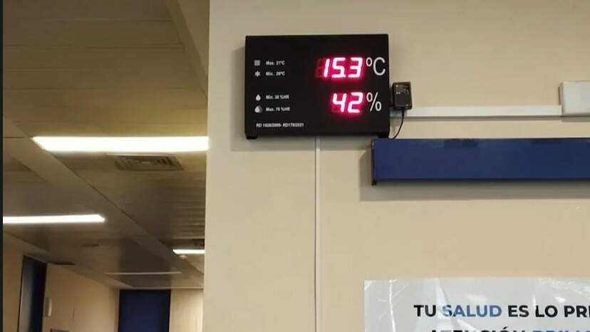 Personal del centro de salud Los Rosales atiende con abrigos por la avería de calefacción desde septiembre