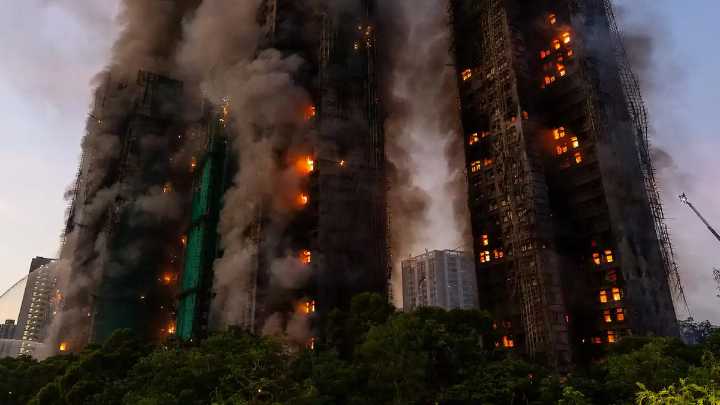 Feroz incendio en Hong Kong: se incendiaron tres edificios de 31 pisos