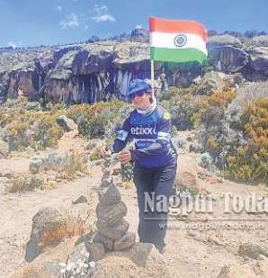 Nagpur’s iron lady: Dr. Kshitija Kadam scales Africa’s highest peak in traditional ‘Navvari’ Saree