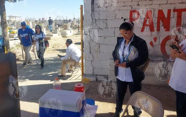 Salud vacuna a visitantes en panteones durante el Día de Muertos
